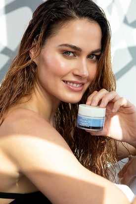 Az 1970-es években Szigethalmon egy Nedeczky Jenőné nevű hölgy, (közismertebb nevén Margit néni) felfedezte a napraforgószár természetes kivonatának kiváló hidratáló hatását, amelyet kézre és arcra egyaránt lehet alkalmazni. Ez a felfedezés egy krém kifejlesztéséhez vezetett, amely rövid időn belül nagy népszerűségre tett szert. A Helia-D márka folyamatosan növekvő forgalmát részben annak köszönheti, hogy Magyarországon az elsők között alkalmaztak szakmailag elismert marketingstratégiákat. - Mélyhidratáló krémgél HELIA-D 2999 Ft/50 ml (59,98 Ft/1 ml)