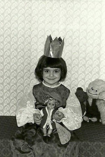 Benes Anita egy nagyon izgalmas ruhában, és királynői kiegészítőben. Nem lepődnénk meg, ha kiderülne, hogy babán egyik első kreációja látható.