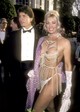 1986 Edy Williams - Kijelenthetjük, hogy az Oscar-gála történetének egyik legvitatottabb ruhái között szerepel Edy Williams megjelenése. 1986-ban teljesen új értelmet adott a pucérruha kifejezésnek. Stratégiailag elhelyezett gyöngysorokból készült a csak nagyjából ruhának nevezhető darab