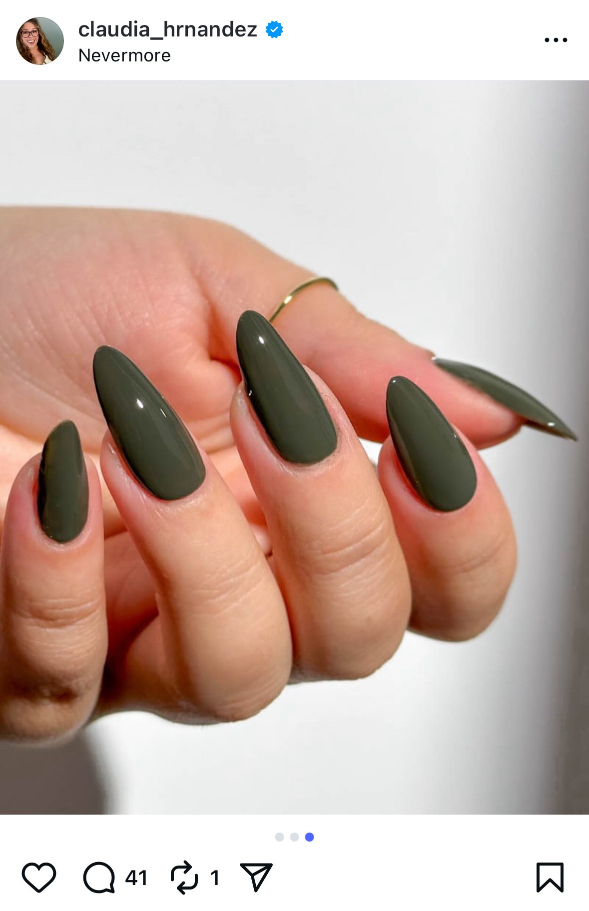 Az olívazöld továbbra is uralja a körömdivatot, mivel tökéletesen képviseli a természetességet és az eleganciát. Ez az árnyalat minden körömformán jól mutat, félmatt kivitelben pedig még különlegesebb hatást érhetsz el vele.