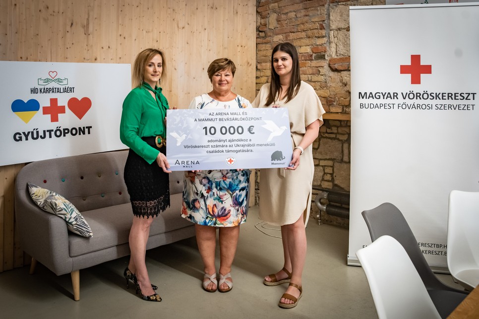 Balról jobbra: Gellei Andrea, a Mammut Bevásárlóközpont marketing menedzsere, Buncsik Ildikó, a Magyar Vöröskereszt Budapest Fővárosi Szervezetének igazgatója, valamint Radócz Imola, az Arena Mall marketing menedzsere