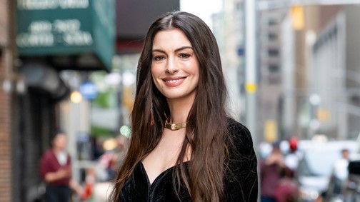 Anne Hathaway élete legmerészebb ruhájában lépett utcára, és elképesztően nézett ki benne