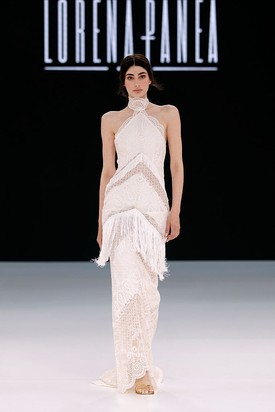 Bohém menyasszonyi ruhák -  A drapírozott anyagok, a könnyed, lebegő sziluettek, a réteges csipkék és a rojtos részletek egyre több kreáción jelennek meg. (Lorena Panea)