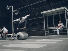 A New Balance Grey Days kampánya egyszerre idézi meg a sport, az utcai kultúra és a sneakerdivat világát az ikonikus szürke szín köré építve