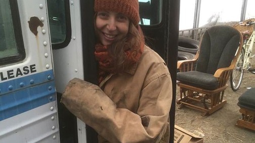 Ez a lány egy lerobbant buszt alakított át csodálatos lakássá!