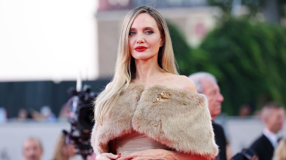 Angelina Jolie teljesen megváltoztatta a frizuráját egy fotózás kedvéért