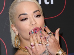 Rita Ora ruhája borzalmasan előnytelen, fogékszere pedig ijesztő