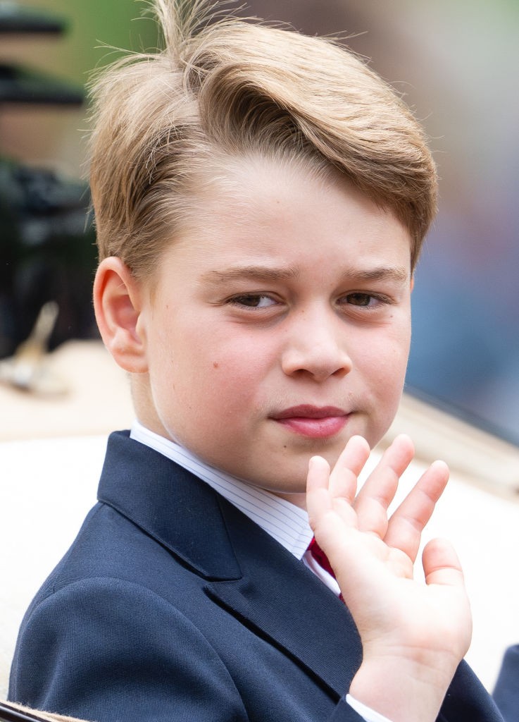 György herceg a nyitott hintóból intett a Londonban összegyűlt tömegnek III. Károly király első hivatalos születésnapi ünnepségén, 2023. június 17-én.