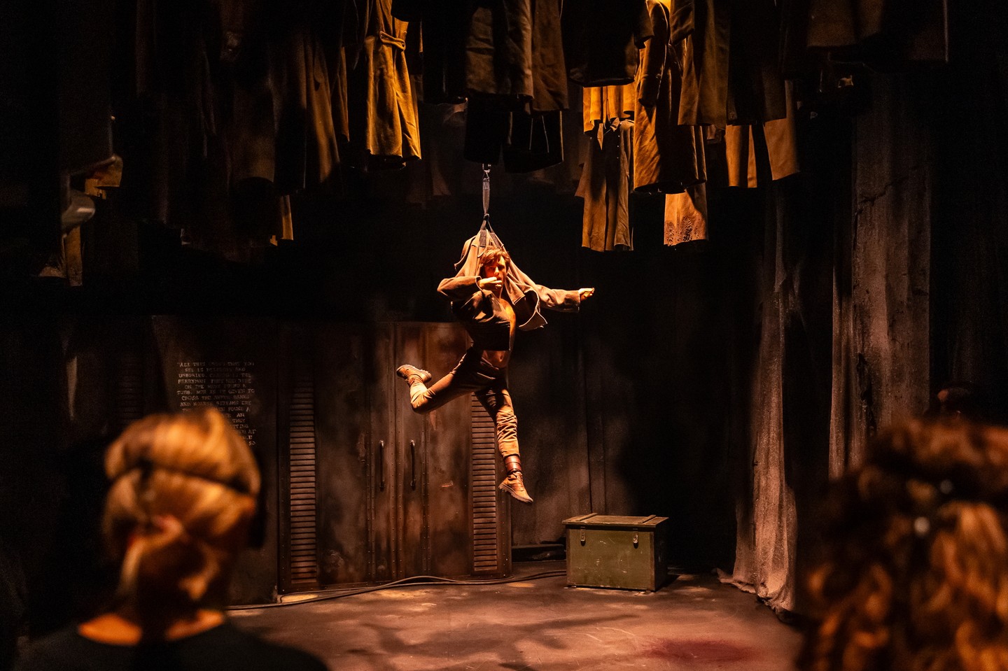 A Millenáris brutalista tereiben a Recirquel életre kelti Dido és Aeneas mitikus szerelmét – cirkusz, tánc és rituálé határán