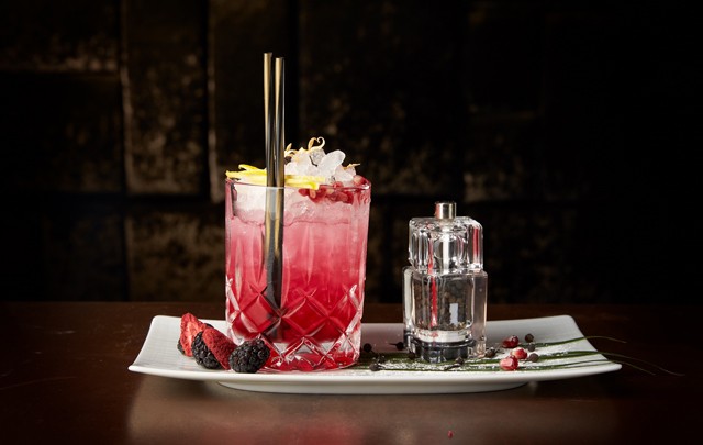 Még csak 21 éves, de már Budapest egyik legjobb koktélbárját irányítja