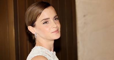 Emma Watson pucérruhában lépett ki az utcára, a teljesen áttetsző darab nem sokat bízott képzeletre
