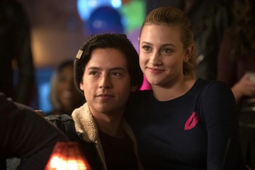Riverdale: Betty és Jughead - A 4. évad végén történt megcsalás (Betty és Archie csókja) mindent tönkretett. A rajongók kedvenc párosa az 5. évad elején, a szalagavató után hivatalosan is szakított. A köztük lévő feszültség, a ki nem mondott szavak és az ezt követő 7 éves időugrás teljesen összetörte a Bughead-hívők szívét, mivel a kapcsolatuk utána már sosem lett a régi.