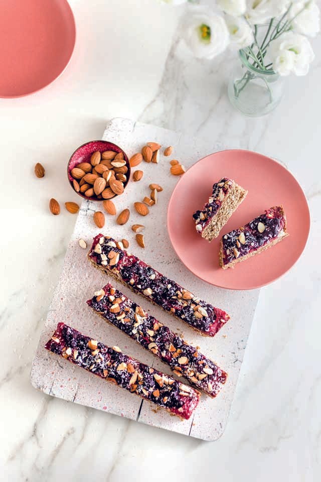 Így készítheted el a szuperegészséges málnás-áfonyás granolaszeletet