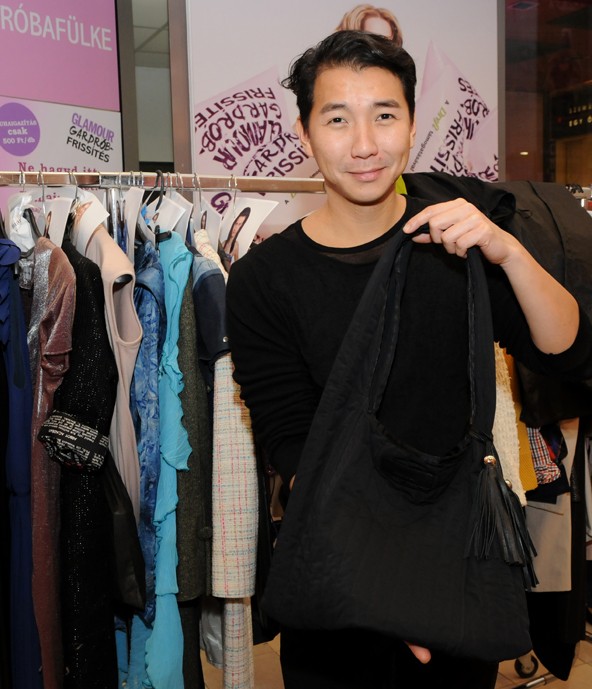 Egyik kedvenc magyar divattervezőnk, Anh Tuan is ellátogatott az üzletbe. Kezében a táska, amelyet a jótékonysági árverésre ajánlott fel
