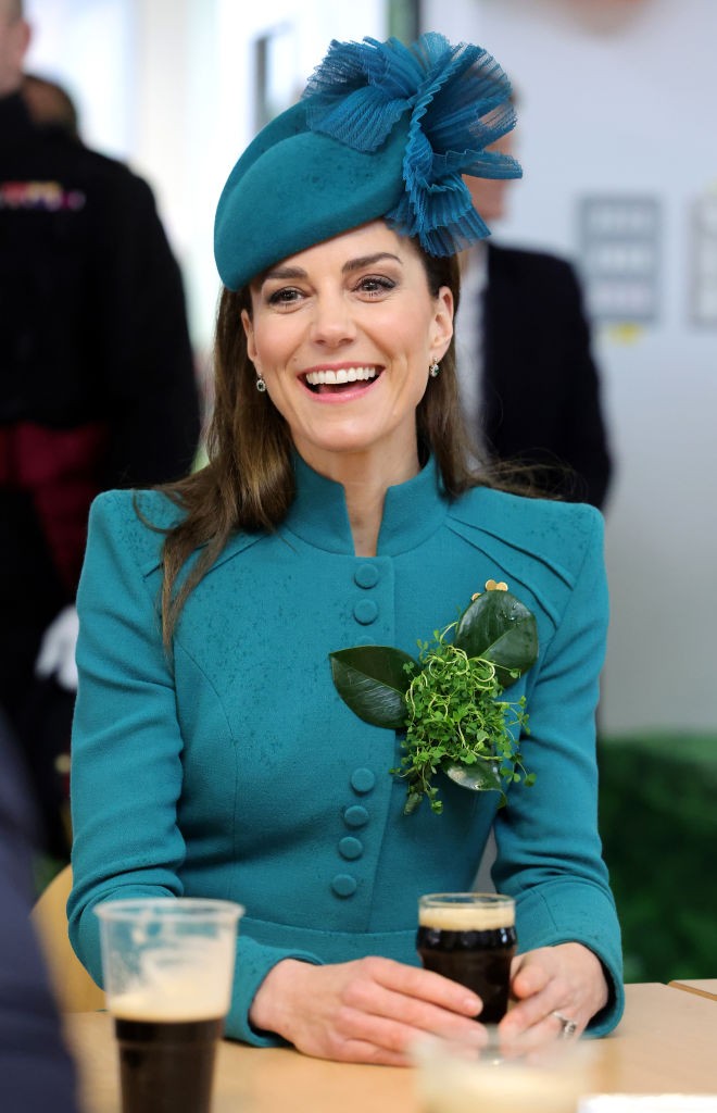 Katalin hercegné már a feltűzött lóherével mosolyog