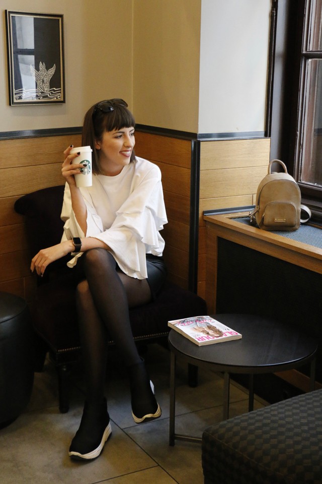 Sophie felsőjéről el sem hinnéd, hogy valójában egy melegítő