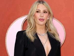 Friss képeken Ellie Goulding és 10 évvel fiatalabb szerelme, családi képeiktől elolad a szíved