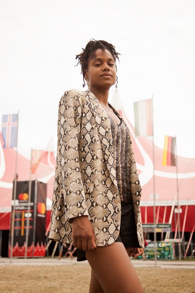 Emanuelle (28) – Brüsszelben dolgozik gépészmérnökként, jelenleg szoftverfejlesztő az Alstom vasút- és metrófejlesztési vállalatnál, és ez az első alkalom, hogy eljött Budapestre és a Sziget Fesztiválra. Reménykedik benne, hogy vissza tud majd jönni, mert most nem jutott ideje a fesztiválozás mellett alaposan megnézni a várost.