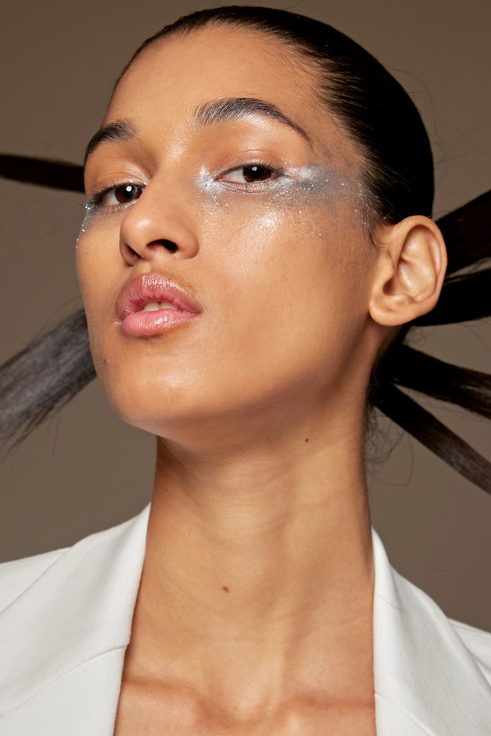 A divatheteken is visszaköszöntek a szemek alatti területekre helyezett glitterek