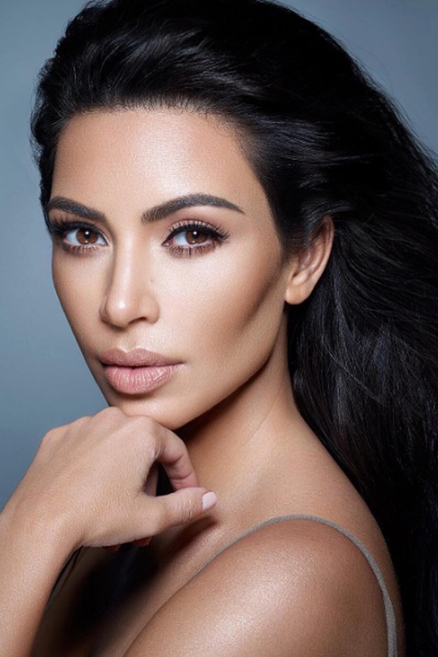 Kim Kardashian már megint maga a stílus ebben a blézer-leggings szettben