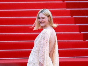 Elle Fanning ruhájáról üvölt a meztelenség, mégis az egyik legkifinomultabb darab, amit valaha láttunk