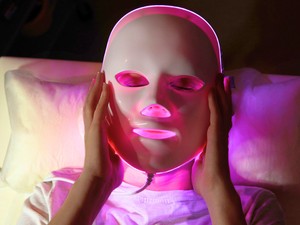 LED fényterápia az arcápolásban: így segít a bőrproblémákon a színterápia