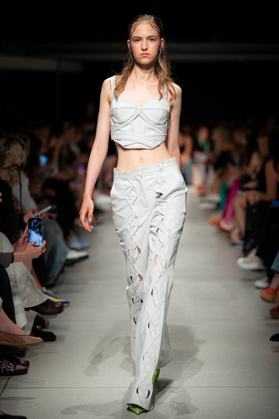 ÍKata Szegedi kifutóján a fehér farmer egy teljesen más megközelítésben