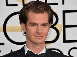 Atyaég! Andrew Garfield újabb férfit csókolt le