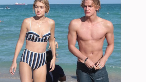 Gigi Hadid és szexi pasija a tengerparton