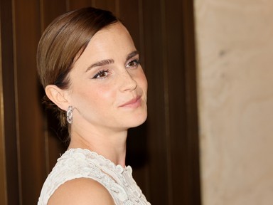 Emma Watson pucérruhában lépett ki az utcára, a teljesen áttetsző darab nem sokat bízott képzeletre