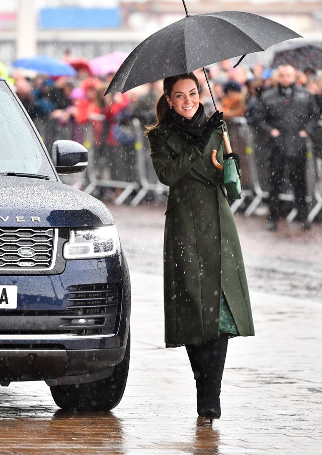 Kate Middleton megküzdött az elemekkel: esőben, szélben is elképesztően vagány