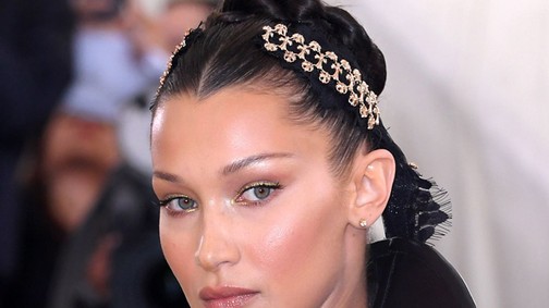 A PVC-apácának öltöző Bella Hadid egy 5 kilós fejdíszt cipelt