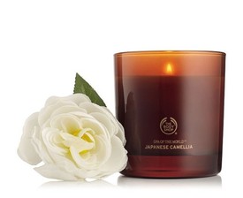 Egy csodás illatú impozáns gyertya mindig kellemes perceket okoz majd, amikor meggyújták, emellett dekorációként sem utolsó. THE BODY SHOP 5690 Ft