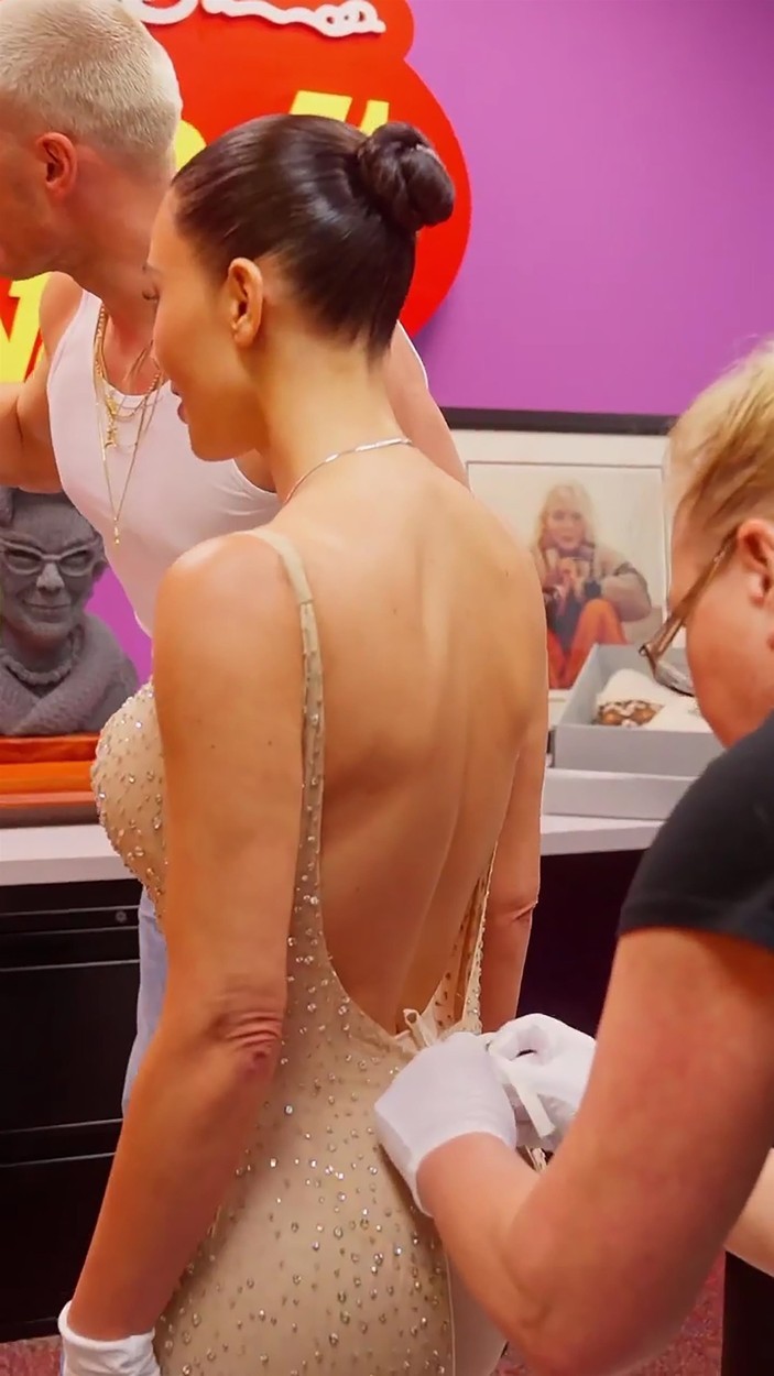 Mutatjuk, hogyan tette tönkre Kim Kardashian Marilyn Monroe 5 millió dolláros ruháját