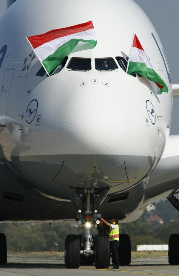 Megérkezett az Airbus 380 Budapestre
