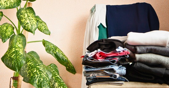 Ezt jelenti a pszichológia szerint, ha a ruháid halomban állnak a széken
