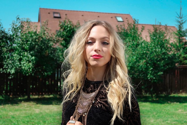 Ilyen ultradögös szettben koncertezik Szőcs Renáta