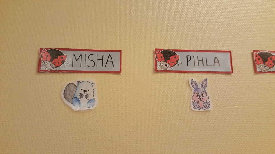 A finn ovikban a gyerekeknek nincsen jelük, hanem a nevüket írják a szekrényükre. Előfordul, hogy a legkisebbek neve mellé kerül egy állat képe is, de ez nem minden intézményben van így.