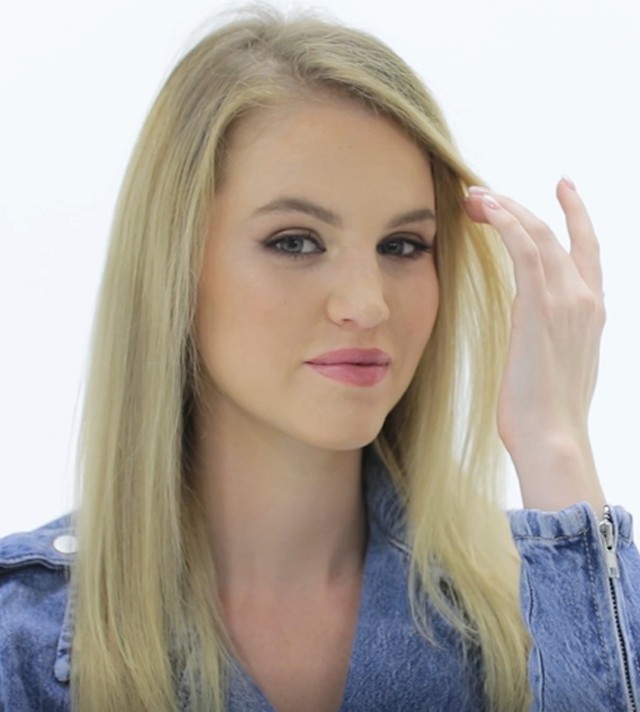 Egyenes, hullámos vagy loknis? Készítsd el ezeket a frizurákat egyetlen hajvasalóval!