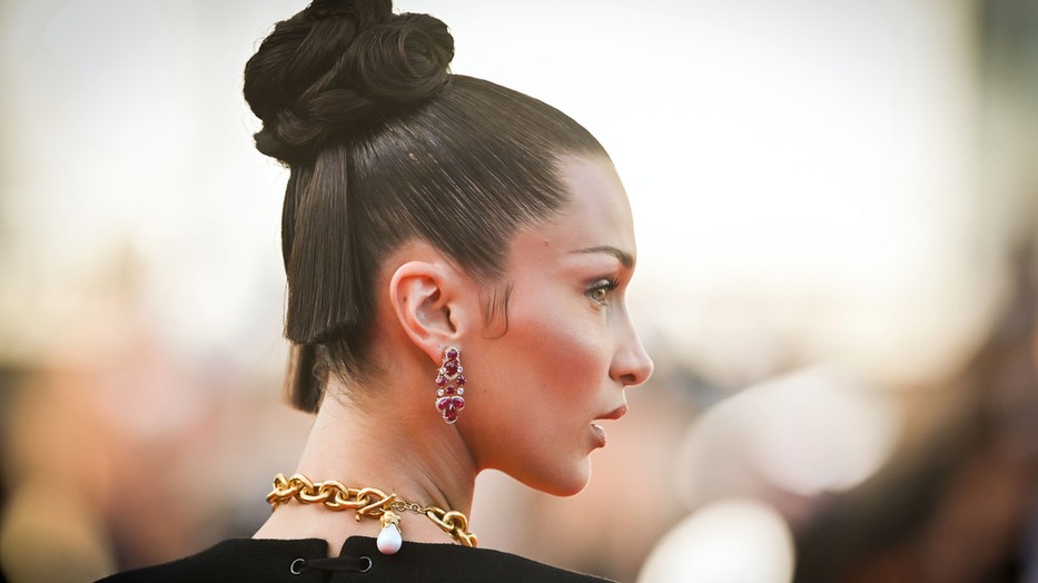 Bella Hadid göndör kontya a tavasz legjobb frizurája!