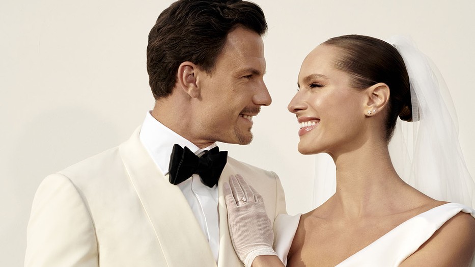 Molnár Nini&Fucsovics Márton – Nini: Ruha VIVIENNE WESTWOOD, Kesztyű Vintage Marci: Szmoking, ing és nadrág GALAMB SZABÓSÁG, Nyakkendő TOM FORD