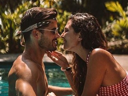 Életveszélyes: a híres Instagramos pár egy vonatból kilógva fotózta magát