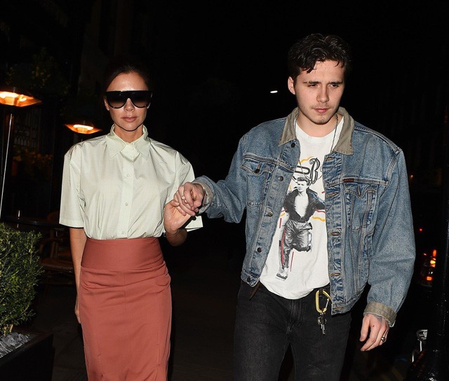 A legstílusosabb család: Victoria Beckham kéz a kézben sétált fiával, Brooklynnal