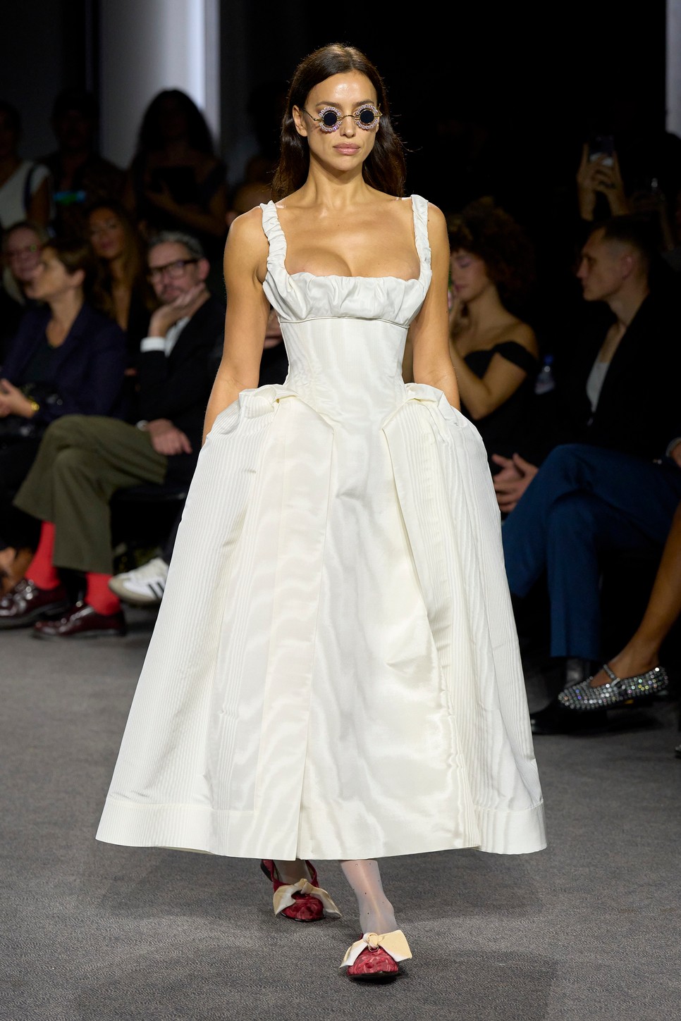 Irina Shayk egy Andreas Kronthaler for Vivienne Westwood tehenészlány ruhában, amely a romantikusabb verzióban készült