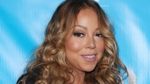 Mariah Carey a saját melleivel fojtogatja magát