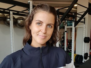 Juhász Petra személyi edző vagány dzsekiben indítja a hetet