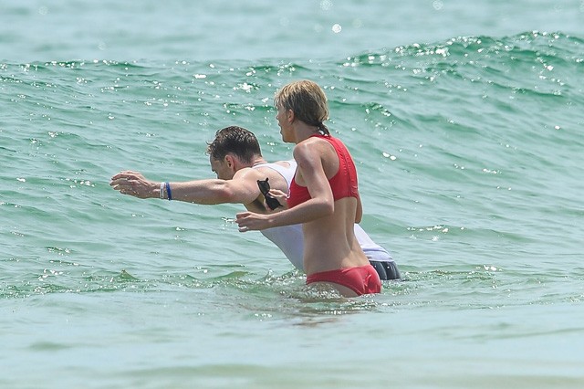 taylor swift, tom hiddleston, bikini, függetlenség napja, sportbikini, tengerpart