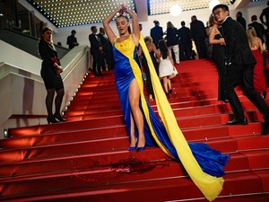 Művérrel beborítva tiltakozott egy ukrán influenszer a cannes-i filmfesztiválon