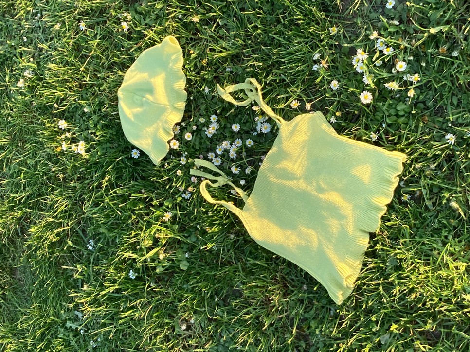 Újrahasznosított bőr kiegészítők és romantikus kötött darabok – ismerd meg Kain Eszter divattervezőt