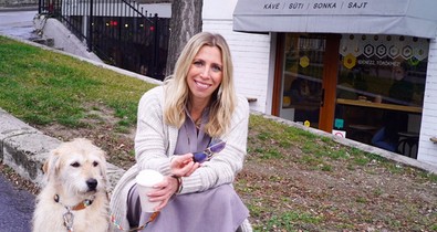 Cakó Kinga kedvenc kávézójában kezdte a napot kutyusával